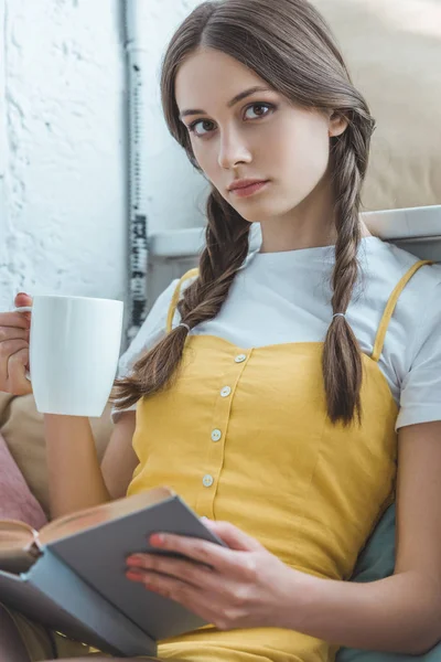 Красивая Девушка Подросток Чашкой Кофе Книги — стоковое фото