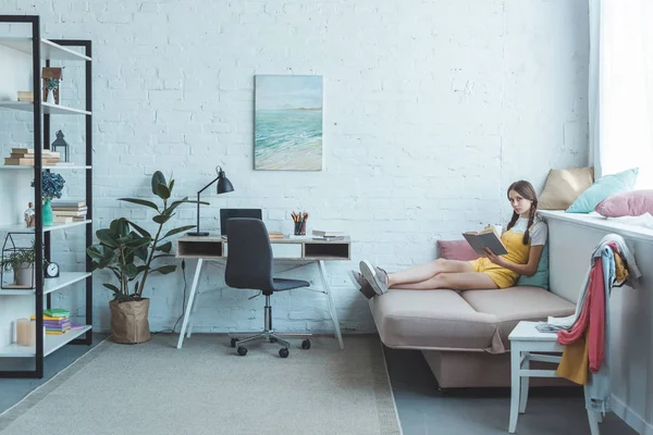 Teen Girl Reading Book Modern Living Room — Stock Photo, Image