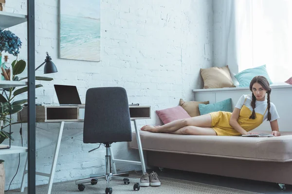 Youth Girl Reading Book Sofa Room Laptop Table — Stock Photo, Image