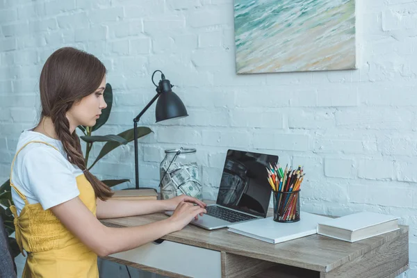 Menina Adolescente Usando Laptop Mesa Com Economia Frasco Vidro — Fotografia de Stock