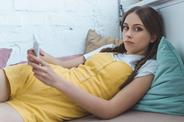 Teen Flicka Med Smartphone Och Liggande Soffan — Stockfoto