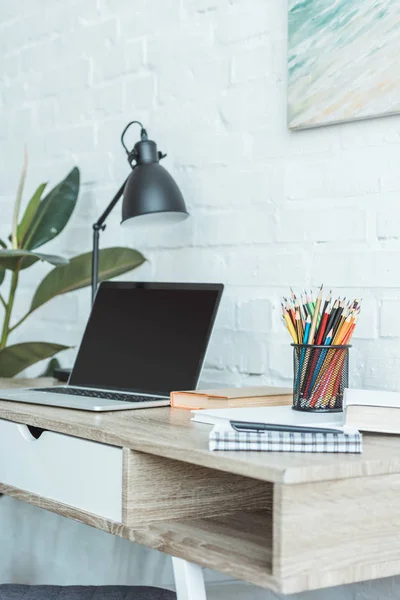 Laptop Livros Candeeiros Lápis Mesa Para Trabalho Remoto Imagem De Stock