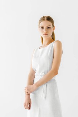 izole üzerinde gri arka plan poz keten beyaz elbiseli Genç çekici kadın 