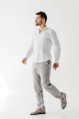 keten giysiler poz yakışıklı adam gri arka plan üzerinde izole yan görünüm 