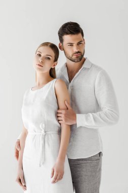 keten elbise gri arka plan üzerinde izole kız kucaklayan yakışıklı adam