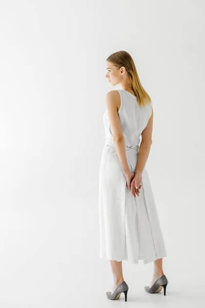 Visão Traseira Mulher Atraente Linho Vestido Branco Posando Isolado Fundo — Fotografia de Stock