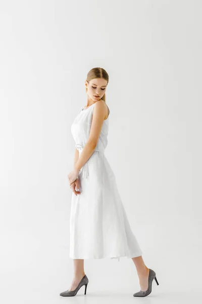リネンの白いドレスに孤立した灰色の背景をポーズで若い女性モデル — ストック写真