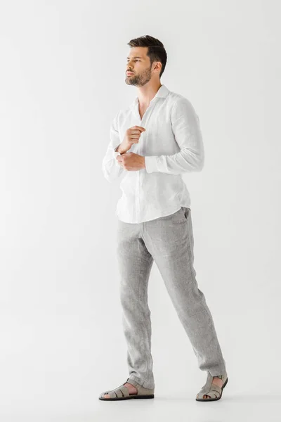 灰色の背景に分離されたポーズ リネンの服の若い男 — ストック写真