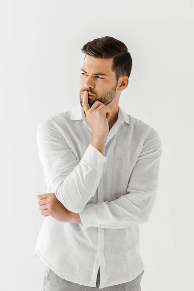 Nadenkende Man Linnen Wit Overhemd Geïsoleerd Een Grijze Achtergrond — Stockfoto