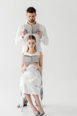 keten elbise gri arka plan üzerinde izole kitap okuma odaklı çift