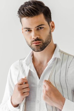 gri arka plan üzerinde izole keten giysiler içinde yakışıklı adam portresi 