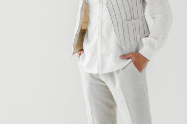 adamın gri arka plan üzerinde izole ceplerinde elele keten giysiler içinde kırpılmış görüntü 