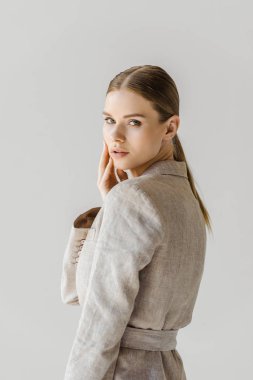 Şehvetli genç kadın vintage ceketli beyaz izole kamera bakıyor