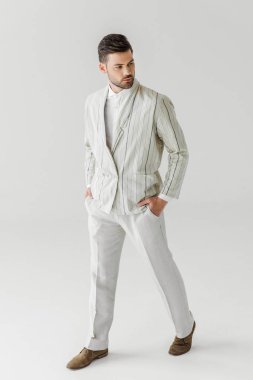 vintage şık takım elbise uzakta beyaz bakan yakışıklı genç