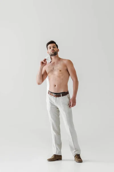 Hemdlos Schöner Mann Posiert Mit Hemd Auf Schulter Isoliert Auf — Stockfoto