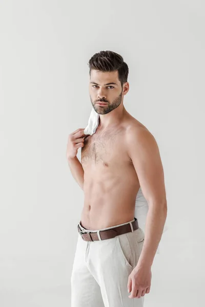 Ernstige Shirtless Knappe Mannelijke Model Poseren Met Shirt Schouder Geïsoleerd — Stockfoto