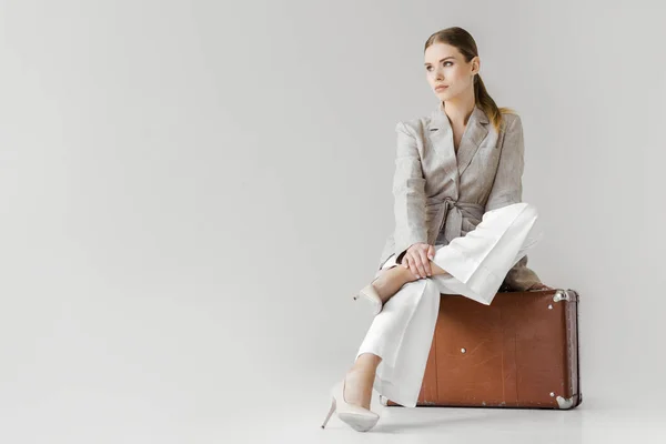 Femme Élégante Veste Lin Assise Sur Une Valise Vintage Regardant — Photo