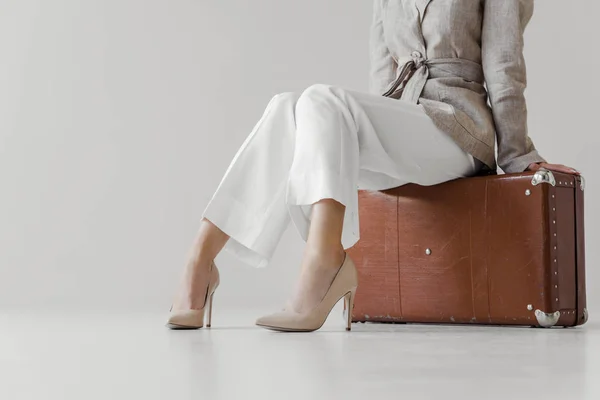 Imagen Recortada Mujer Con Estilo Chaqueta Lino Sentado Maleta Vintage — Foto de Stock