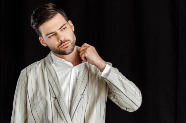 şık çizgili ceketli siyah izole çekici genç adam