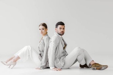 şık vintage modellerinde birkaç katta oturan ve eğilerek sırt sırta beyaz elbise