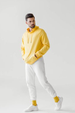 sarı hoodie beyaz poz yakışıklı genç adam