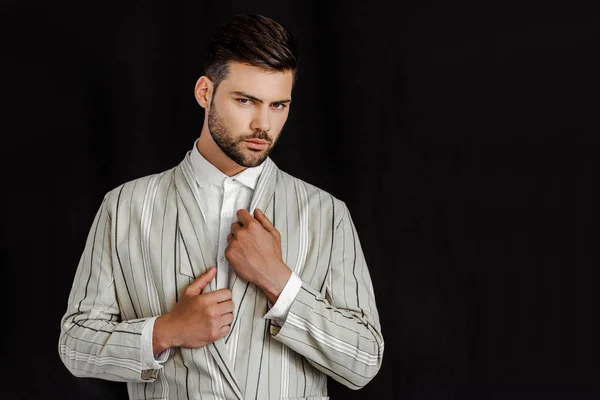 Guapo Joven Elegante Chaqueta Rayas Mirando Cámara Aislada Negro — Foto de Stock