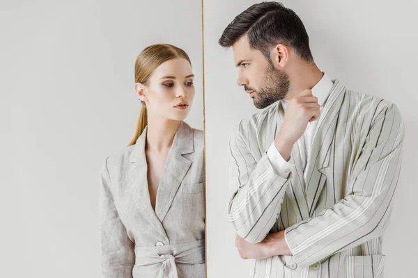 Szenvedélyes Fiatal Férfi Női Modellek Évjárat Kabátok Néztek Egymásra Fehér — Stock Fotó