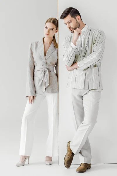 Молодые Мужчины Женщины Модели Винтажных Куртках Стоящие Белом — стоковое фото