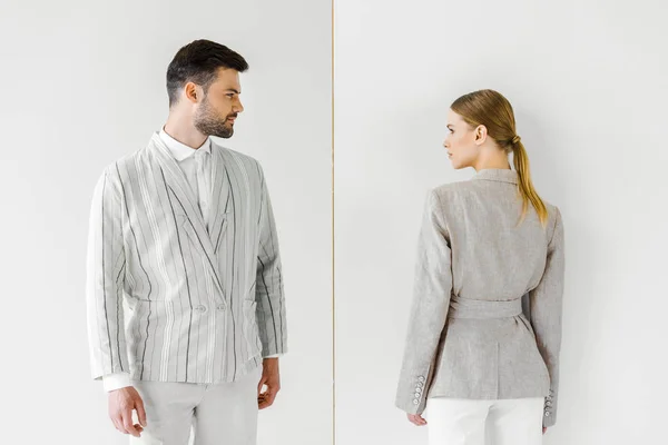 Jeunes Modèles Masculins Féminins Vêtements Vintage Regardant Isolés Sur Blanc — Photo