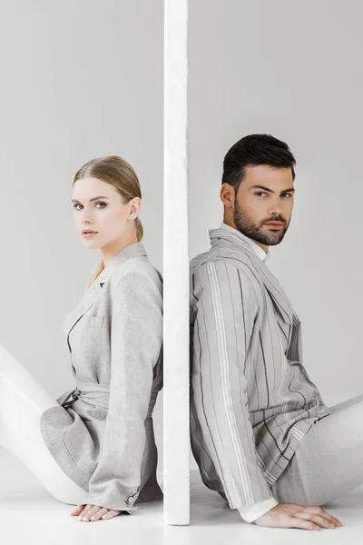 Side View Couple Models Stylish Jackets Leaning Back Sides Wall — Stock Photo, Image