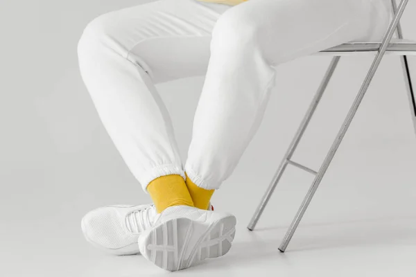 Tiro Cortado Homem Calças Brancas Tênis Com Meias Amarelas Branco — Fotografia de Stock