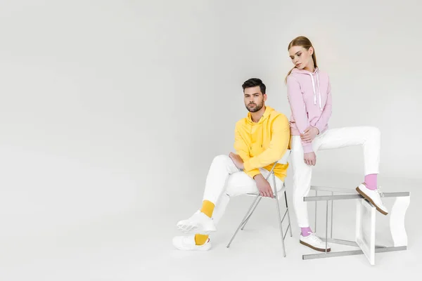 Attrayant Jeunes Modèles Masculins Féminins Sweats Capuche Colorés Sur Blanc — Photo