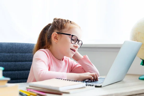 Beautiful Schoolgirl Eyeglasses Using Laptop While Sitting Desk — Stock Photo, Image