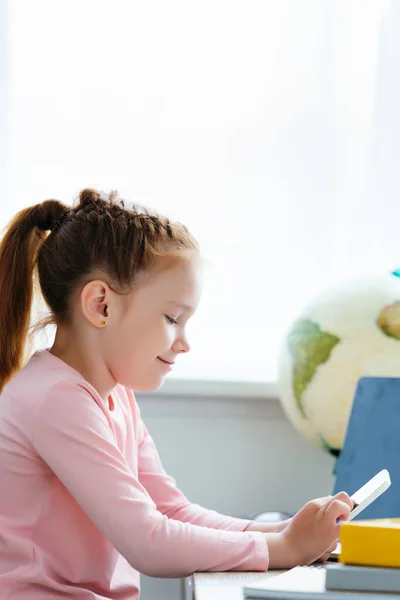 Vista Laterale Del Bellissimo Bambino Sorridente Utilizzando Smartphone — Foto Stock