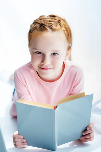 Αξιολάτρευτο Παιδί Κρατώντας Βιβλίο Και Χαμογελά Στη Φωτογραφική Μηχανή — Φωτογραφία Αρχείου