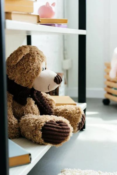 Vergrote Weergave Van Mooie Teddybeer Boeken Boekenkasten Kamer — Gratis stockfoto