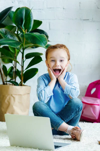 Ενθουσιασμένος Παιδί Ανοιχτό Στόμα Βλέπουν Φωτογραφική Μηχανή Μελετώντας Φορητό Υπολογιστή — Φωτογραφία Αρχείου