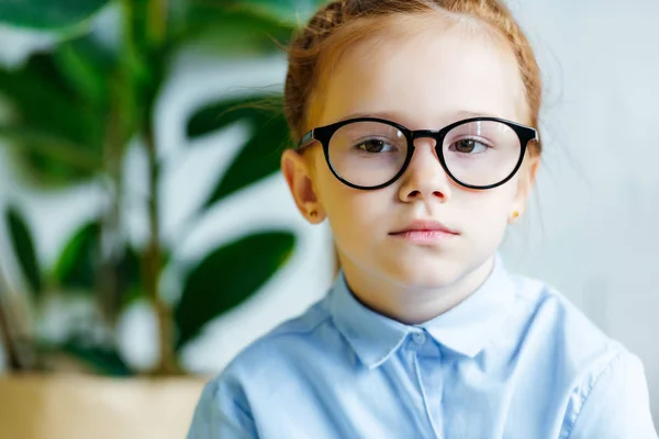 Retrato Hermoso Niño Pelirrojo Anteojos Mirando Cámara — Foto de stock gratis