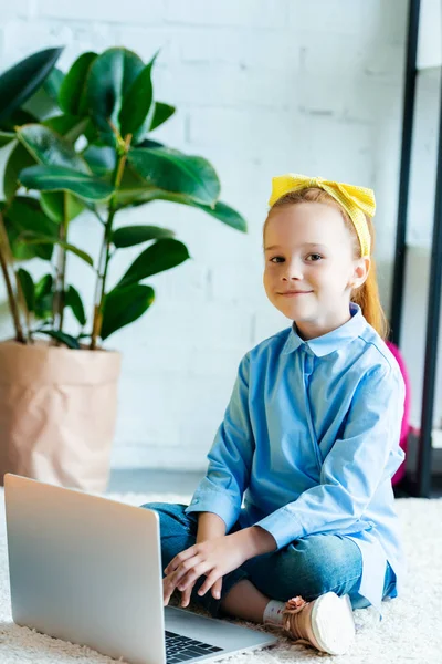Beautiful Red Haired Child Using Laptop Smiling Camera Home — Free Stock Photo