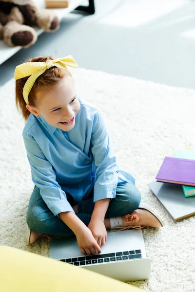 Pohled Vysokého Úhlu Úsměvu Redhead Dítě Studuje Notebookem Doma — Stock fotografie zdarma