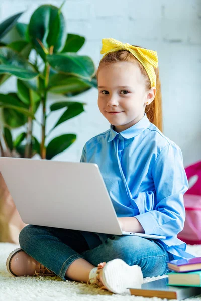 Cute Little Child Using Laptop Smiling Camera — Stock Photo, Image
