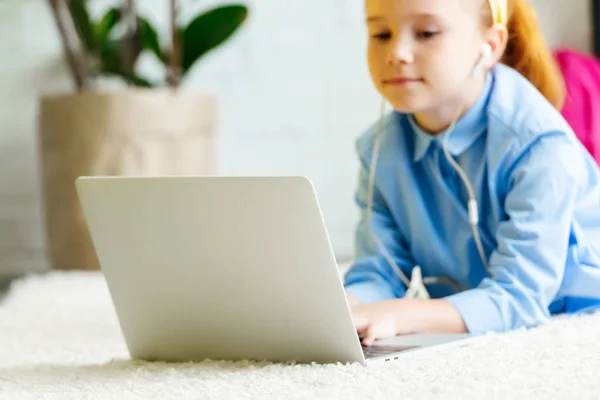 Cropped Shot Cute Little Child Earphones Lying Carpet Using Laptop — Stock Photo, Image