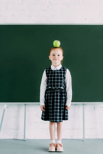 Teljes Hossza Kilátás Gyönyörű Kis Vörös Hajú Iskoláslány Apple Fejét — ingyenes stock fotók