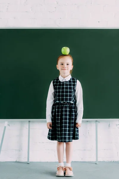 Vista Tutta Lunghezza Della Bella Studentessa Rossa Con Mela Sulla — Foto stock gratuita