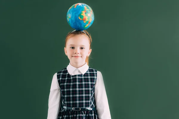 Adorable Colegiala Con Globo Cabeza Pie Cerca Pizarra Sonriendo Cámara — Foto de stock gratis