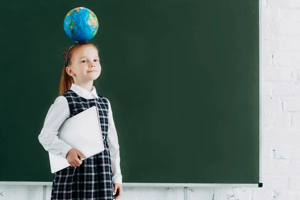Beautiful Little Schoolgirl Globe Head Holding Laptop Standing Chalkboard — Free Stock Photo