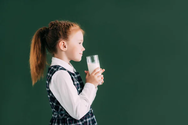 Oldalnézetből Mosolygó Kis Iskolás Gazdaság Pohár Tejet Állva Közelében Chalkboard — Stock Fotó