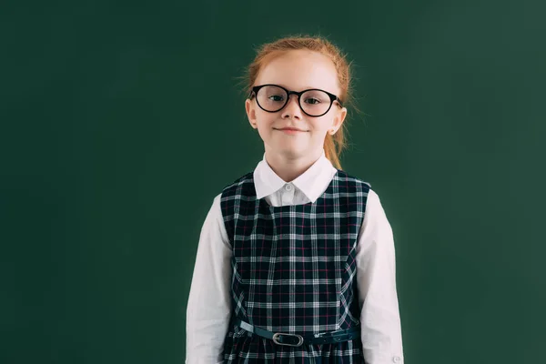 Sevimli Küçük Kız Öğrenci Kara Tahta Duran Kameraya Gülümseyen Gözlük — Stok fotoğraf