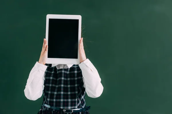 Schulkind Versteckt Gesicht Mit Digitalem Tablet Während Neben Tafel Steht — Stockfoto