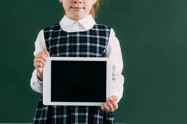 Tiro Recortado Bonito Pequena Estudante Segurando Tablet Digital Com Tela — Fotografia de Stock